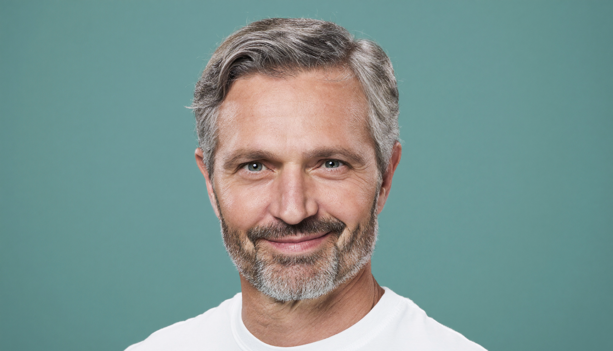 Uomo sicuro di sé con capelli sani e folti